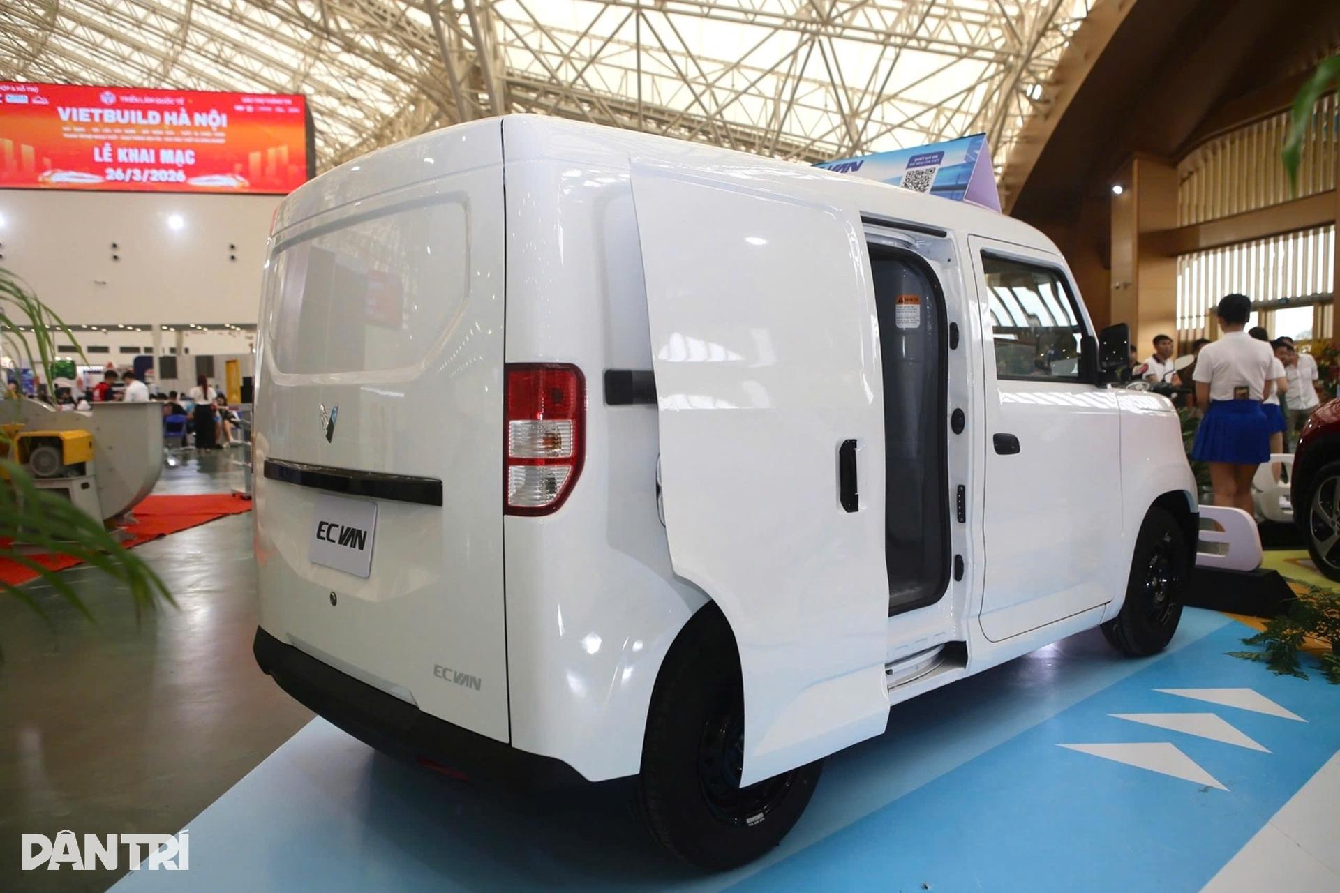 EC Van trắng cửa lùa nổi bật với thiết kế nhỏ gọn, dễ bốc dỡ hàng hóa và tiết kiệm chi phí vận hành. Mẫu xe điện van VinFast phù hợp chạy dịch vụ đô thị.