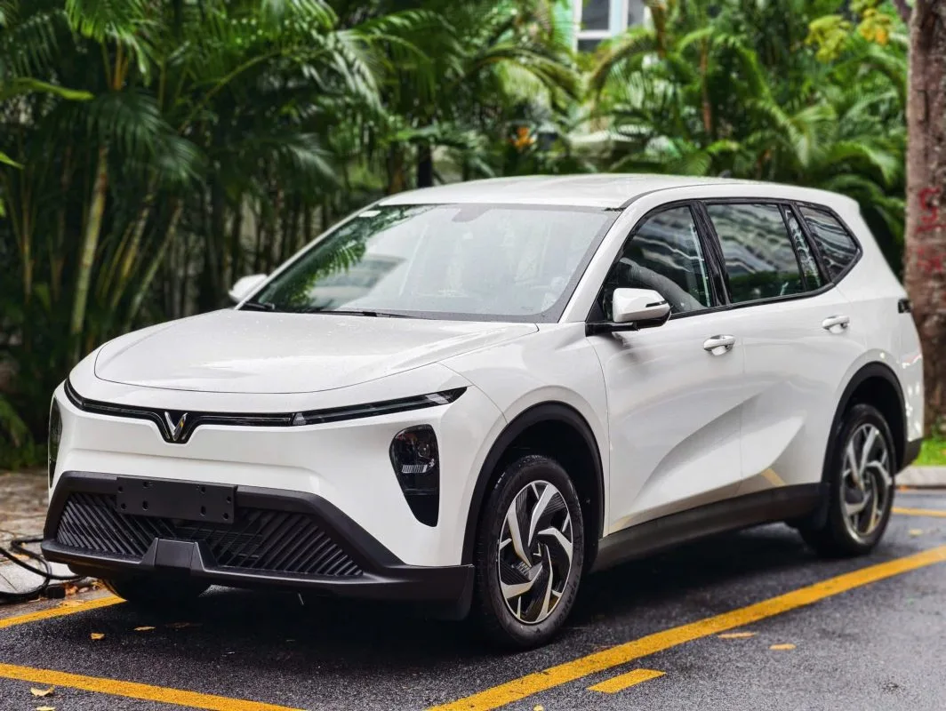 Xe Limo Green trắng sở hữu thiết kế sang trọng, nội thất rộng rãi và vận hành ổn định. Khám phá thông tin, tiện nghi và giá tham khảo mới nhất của VinFast Limo Green.