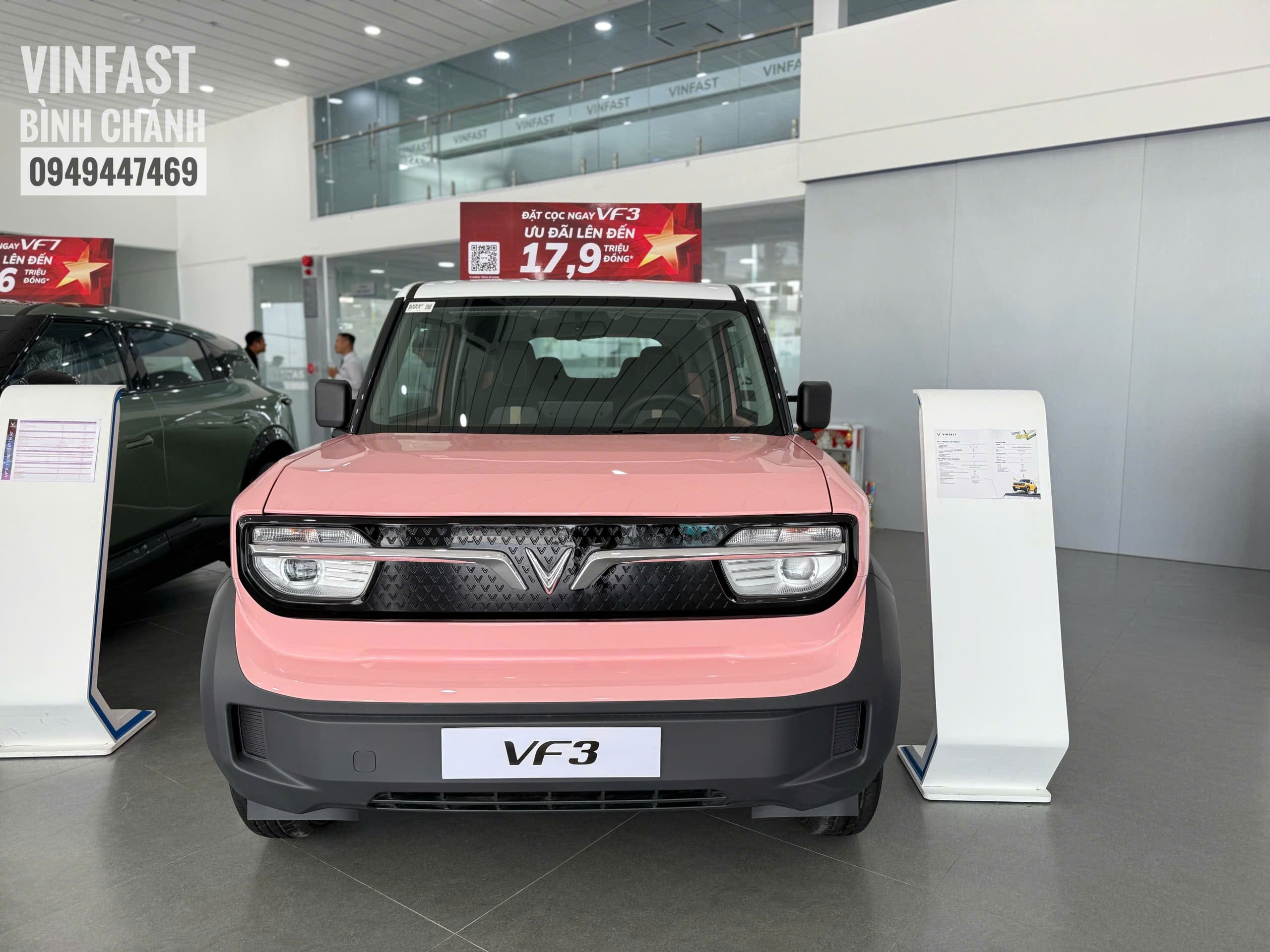 Khám phá VF 3 hồng với thiết kế nhỏ gọn, cá tính và màu sắc nổi bật. Mẫu xe điện mini của VinFast đang được nhiều khách hàng trẻ yêu thích.